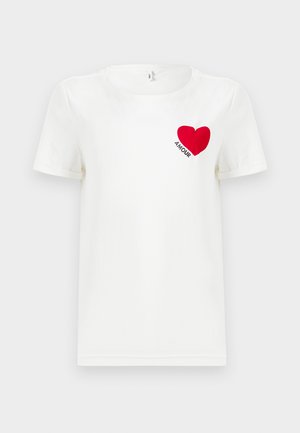 Hvit kortermet T-skjorte med et rødt hjerte og ordet "AMOUR" trykket på venstre brystparti.
