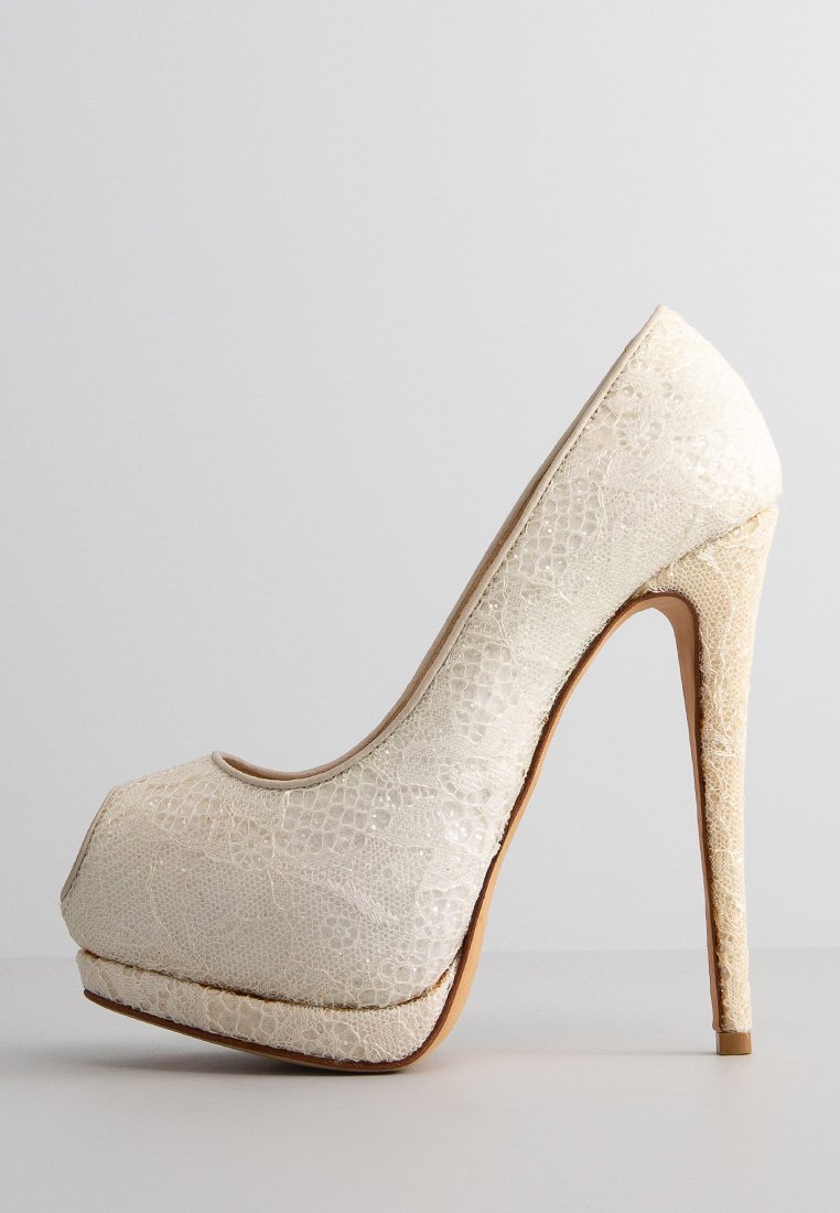 Zapatos de tacón con punta abierta