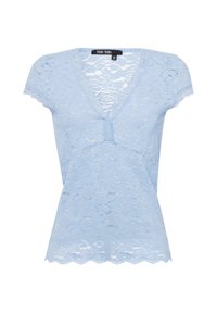 Haut en dentelle bleu clair avec un col en V, des manches courtes et un ourlet festonné. Le tissu présente un motif floral et une texture douce.