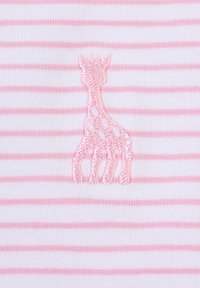 Tessuto a righe rosa e bianco con una giraffa ricamata in rosa chiaro. La giraffa presenta una texture dettagliata, evidenziando la testa e le gambe.