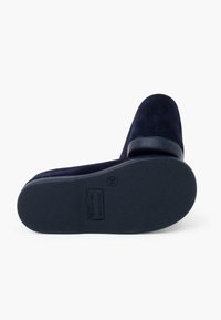 Pantof de damă din suede bleumarin, fără șireturi, cu vârful rotunjit și o talpă din cauciuc texturat, având un contur neted în contrast de-a lungul marginii.
