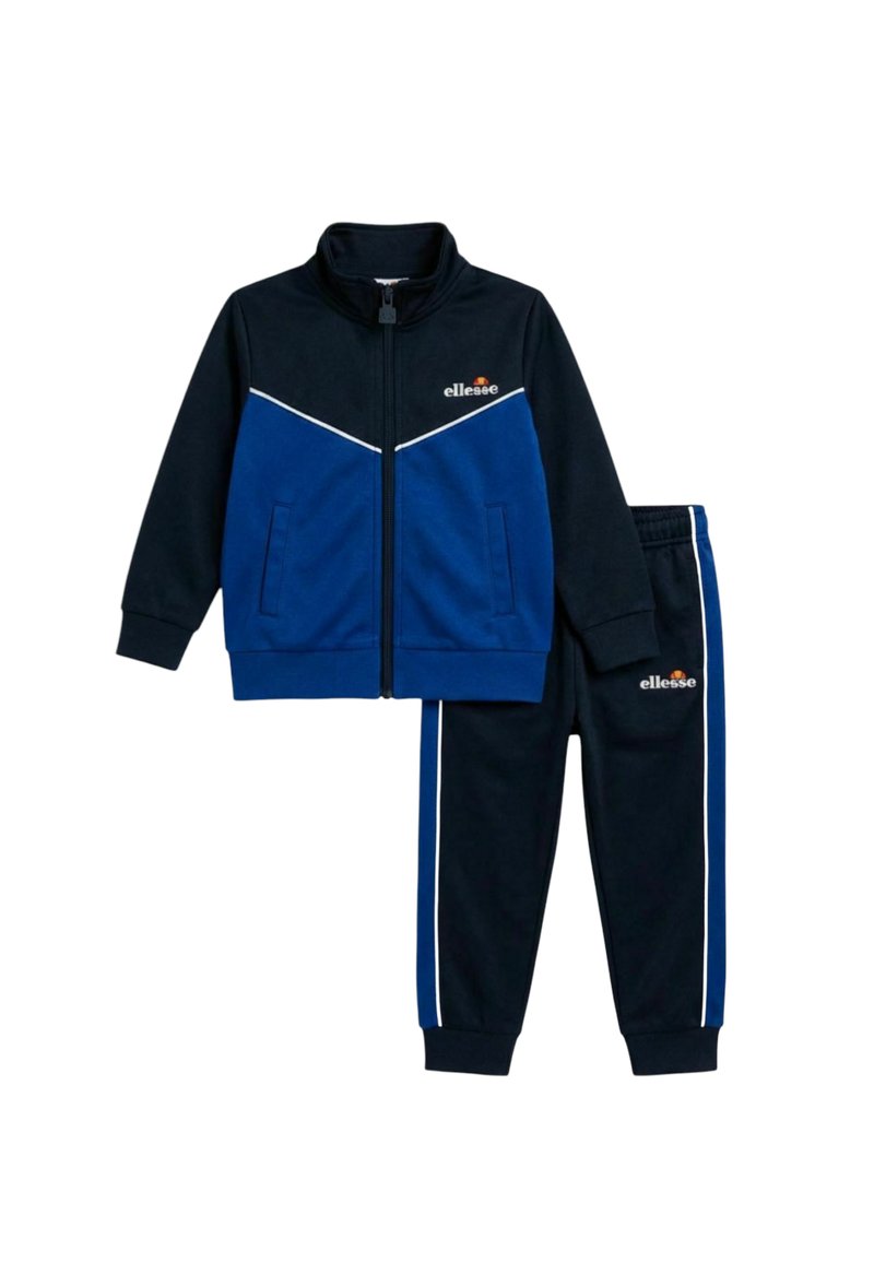 Ensemble pour enfants composé d'une veste à fermeture éclair et d'un pantalon bleu marine avec des bandes blanches et le logo ellesse sur le haut à gauche et sur la cuisse gauche.