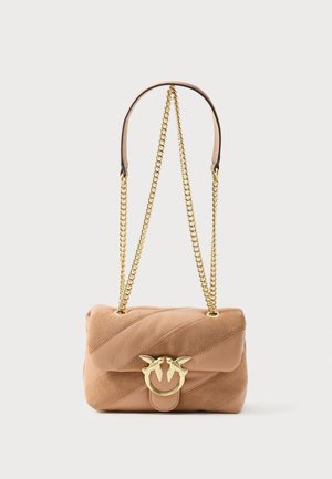 Borsa in suede tan con design trapuntato, dotata di una tracolla in catena dorata e un accento decorativo in hardware dorato che raffigura due uccelli sul davanti.