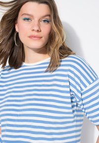 Studio Untold STRIPED CITY EMBROIDERED SHORT SLEEVE - Triko s potiskem - azure