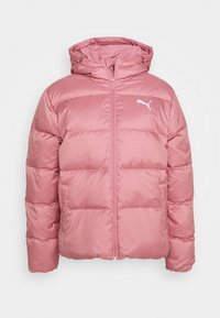 Różowa kurtka puchowa z kapturem, pikowane wzornictwo, zamek z przodu i dwie boczne kieszenie. Posiada białe logo po lewej stronie na klatce piersiowej.