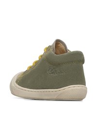 Zelené semišové kotníkové boty se žlutými tkaničkami, zaoblenou špičkou a texturovanou krémovou podrážkou. Jemné značení na boku.