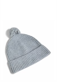 Jasnoszara dzianinowa czapka z podwiniętym mankietem i puszystym pomponem na górze. Materiał ma prążkowaną teksturę, zapewniając elastyczność i ciepło.