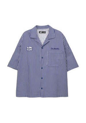 Korte mouwen, knoopsluiting overhemd in blauwe en witte verticale strepen. Heeft een borstzak aan de linkerkant en geborduurde logodetails.