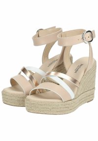 Sandali con zeppa beige caratterizzati da un design a triplo cinturino con accenti bianchi e oro rosa, e una piattaforma in stile espadrillas con texture. Chiusura con fibbia.