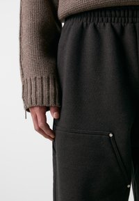 Pal Sporting Goods BIVOUAC UNISEX - Donji dijelovi trenirke - deep brown