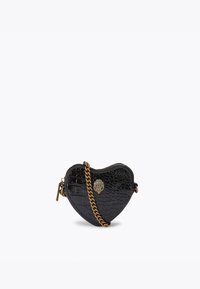 Sac en forme de cœur noir en similicuir à motif crocodile. Doté d'une bandoulière chaîne dorée et d'une fermeture éclair avec un accent logo.