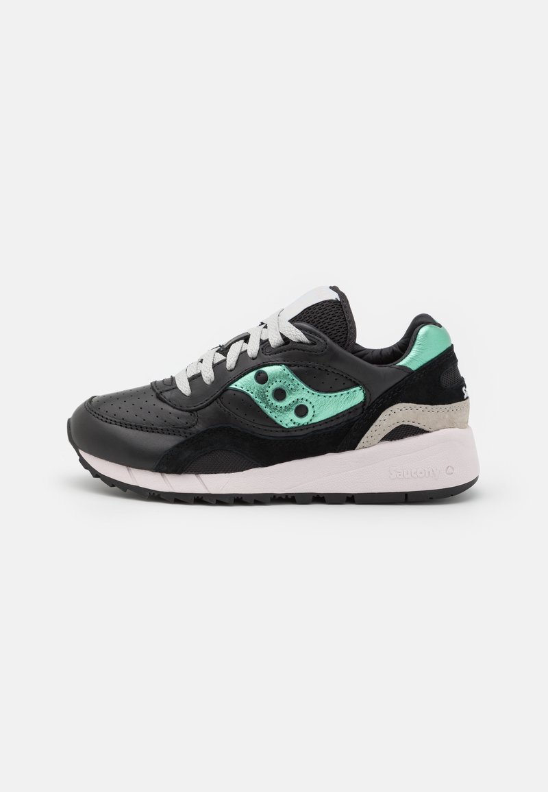 Schwarzer und mintgrüner Sportschuh mit weißen Schnürsenkeln, perforierter Zehenpartie, gepolstertem Sohle und Markenlogo an der Seite und der Ferse.