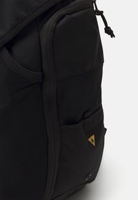 Nike Performance ACADEMY TEAM BACKPACK - Mochila - black/metallic gold coin