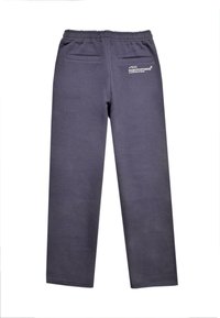 Pantalon de survêtement gris avec ceinture élastique, deux poches arrière et détail de logo blanc sur le côté droit. Tissu doux avec une texture lisse.