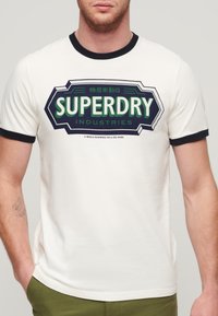 Superdry & Co RINGER WORKWEAR GRAPHIC - Camiseta estampada - winter white eclipse navy