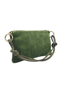 Sac à main en daim vert avec une finition texturée, arborant un anneau en ton doré et une bandoulière réglable olive. Design rectangulaire simple.