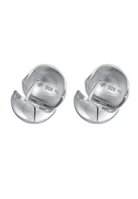 Örhängen i sterling silver med en rund, snäckliknande design. Polerad yta, graverad på insidan med "925 Ag," och en gångjärn för stängning.