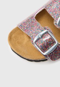 Trblietavé sandále so svetloružovým a viacfarebným trblietavým zvrškom, striebornými kovovými prackami a prírodnou semišovou stielkou s čiernou gumovou podrážkou.