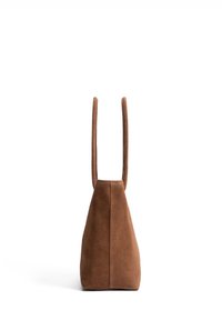 Sac en daim marron avec deux longues poignées, de forme triangulaire, texture lisse, présentant un design sans coutures et sans matériel visible.