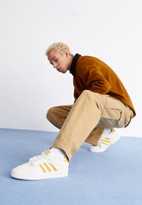 adidas Originals RIVALRY UNISEX - Tenisky - cloud white/preloved yellow/easy yellow