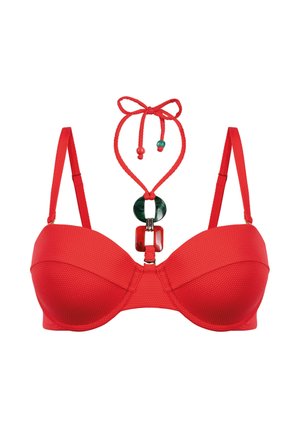 Czerwony teksturowany top bikini z regulowanymi ramiączkami na ramiona oraz ozdobnym wiązaniem na szyję z zielonymi i czerwonymi okrągłymi koralikami.