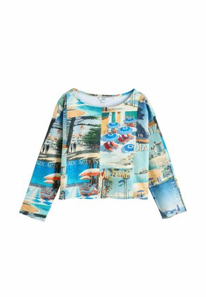 Crop top met lange mouwen en een vintage print van een kustoord met strandparasols, ligstoelen, bomen en kustgebouwen in blauw- en beige tinten.