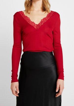 Long sleeved top - red