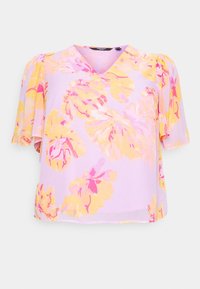 Top corto de mangas cortas en rosa pastel, con estampados de flores amarillas y rosas, diseño de escote en V y tejido suave y ligero.