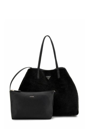 Sac fourre-tout en fausse fourrure noire avec deux poignées, doté d'un patch logo triangulaire ; accompagné d'une pochette zippée noire texturée plus petite.