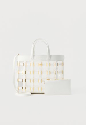 Biały skórzany torba typu tote z plecionymi złotymi akcentami, podwójnymi uchwytami, odpinanym paskiem na ramię oraz dopasowaną saszetką na zamek z przodu.