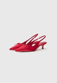 Røde satin slingback hæle med spids tå, med en lille sløjfedetalje foran og en lav, slank hæl. Glat tekstur og elegant design.