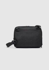 Schwarze rechteckige Umhängetasche aus strukturiertem Stoff. Verfügt über eine vordere Reißverschlusstasche und einen verstellbaren Gurt mit einer Metallschließe.