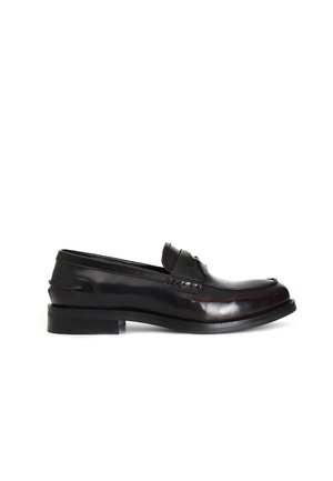 Mocassino in pelle nera con finitura liscia, dotato di una fascia decorativa e cuciture sottili, montato su una suola bassa e piatta.