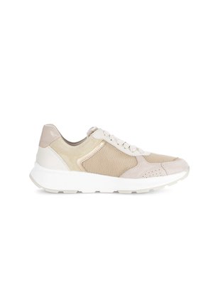 Beige en witte sneaker met mesh panelen, suède en leren details, witte veters en een dikke witte rubberen zool, getoond van de zijkant.