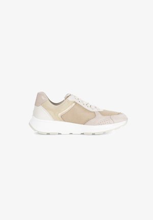 Beige en witte sneaker met mesh panelen, suède en leren details, witte veters en een dikke witte rubberen zool, getoond van de zijkant.