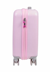 Rosa hårdskalssuitcase med en silverfärgad dragkedja, rosa draghandet och två grå hjul. Rektangulär form med en slät yta.