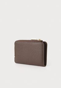 Portafoglio in pelle marrone con finitura testurizzata, dotato di chiusura a zip e design slim. Accessori in metallo dorato accentuano la cerniera.