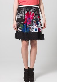 Mustat hameet, joissa on kirkas kukkakuviot punaisena, sinisenä ja vihreänä. Joustava vyötärö ja aaltoileva helma, valmistettu kevyestä kankaasta.