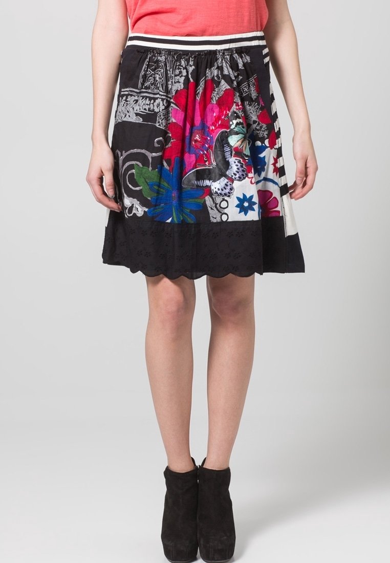 Mustat hameet, joissa on kirkas kukkakuviot punaisena, sinisenä ja vihreänä. Joustava vyötärö ja aaltoileva helma, valmistettu kevyestä kankaasta.