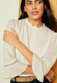 Love & Roses SCALLOP PINTUCK FLUTE SLEEVE REGULAR FIT - Blúzka - ivory white