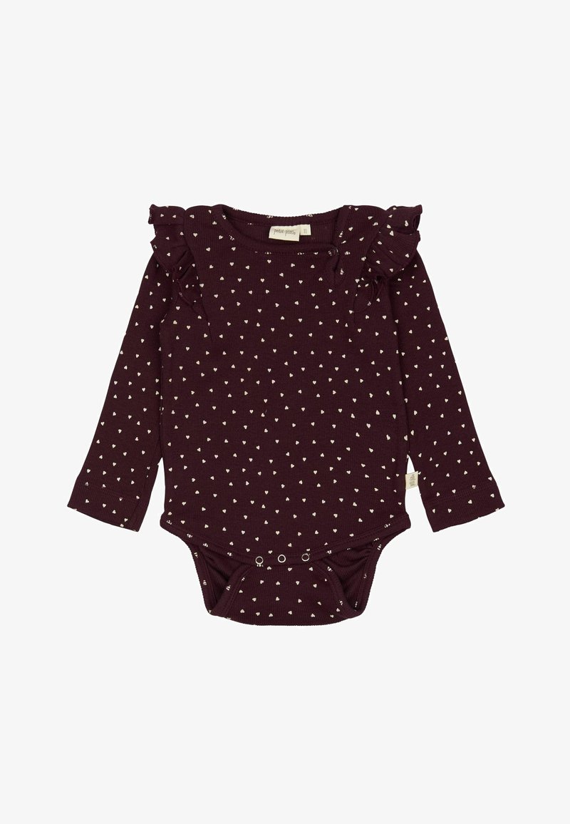 Un body à manches longues bordeaux avec des motifs de cœurs blancs, des épaules volantes, une texture ribbed douce et une fermeture à boutons-pression au bas.