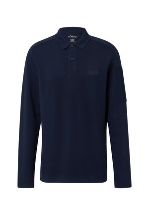 Polo a maniche lunghe di colore navy realizzato in cotone. Presenta un colletto classico, una chiusura con tre bottoni e una tasca a zip sul lato sinistro della manica.