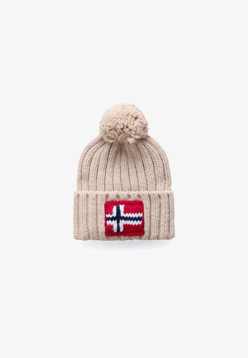 Gorro de invierno beige de punto con pompón y puño doblado que presenta un parche rojo con un diseño de cruz nórdica blanca y azul.