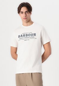 Λευκό βαμβακερό T-shirt με ναυτικό γραφικό τύπωμα και κείμενο που αναγράφει "BARBOUR QUALITY OUTDOOR APPAREL," κοντά μανίκια και στρογγυλή λαιμόκοψη.