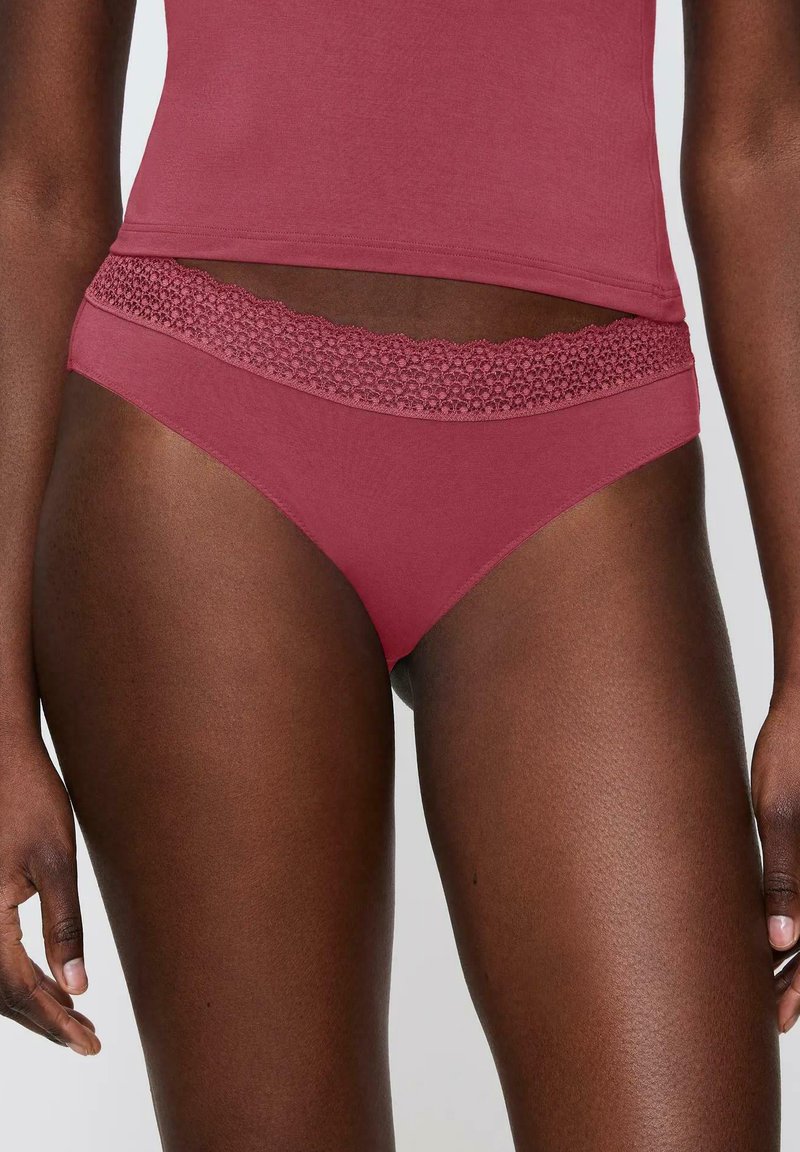 Bordowe bawełniane slipki z teksturowanym, falistym koronkowym paskiem. Gładki materiał i dopasowany krój, idealne do codziennego noszenia.