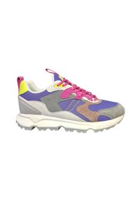 Sneaker multicolore con tomaia in rete viola, dettagli in suede grigio, lacci rosa acceso, linguetta gialla sul tallone e suola in gomma bianca.