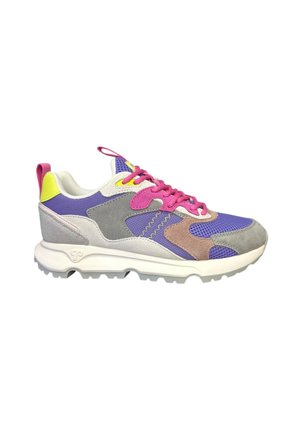 Multifarvet sneakers med en lilla mesh-overdel, grå råhudsdetaljer, lyslilla snørebånd, gul hælflap og en hvid gummisål.