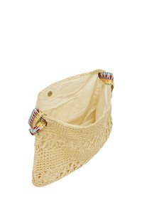 Beige szövött táska összetett virágmintával, színes textil díszítéssel a fülén és sima, bézs bélésű belső térrel.