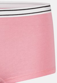 Boyshorts in cotone rosa con un ampio elastico in vita caratterizzato da righe bianche e nere. Texture liscia e design a vita media.