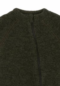 Zöld polárdzseki magas gallérral, elöl cipzárral és raglán ujjakkal. Az anyag puha és textúrált megjelenésű.